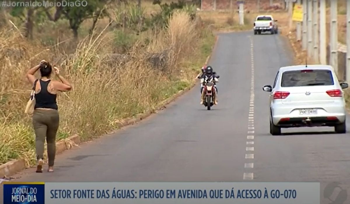 TV Serra Dourada mostra que em Goiânia, avenida não tem calçada e pedestres disputam espaço com veículos